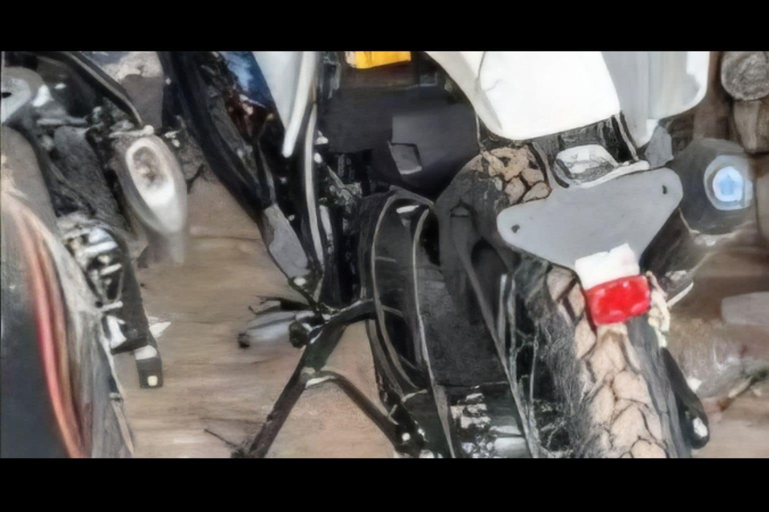 Royal Enfield Himalayan 440 लॉन्च से पहले dealer yard में दिखी, Tripper screen ने खींचा ध्यान