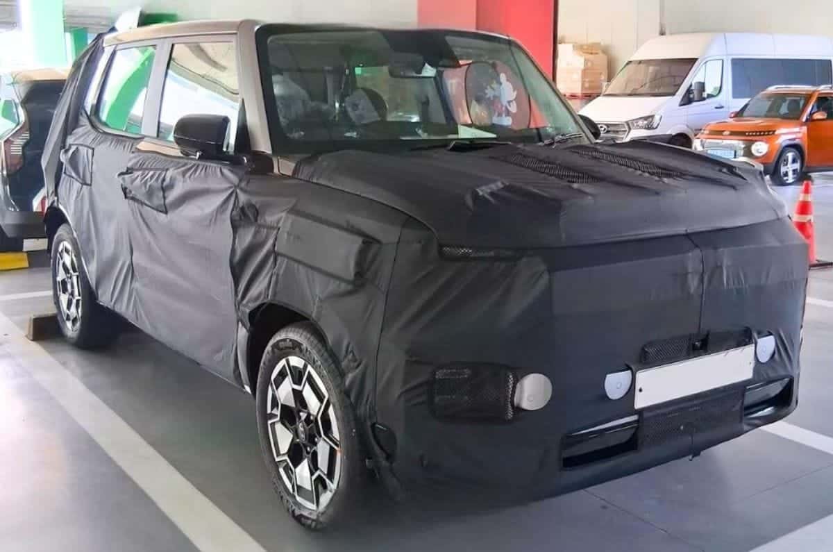 Hyundai Compact EV को लगा 1 बड़ा झटका, फिर मिले 2 Positive संकेत; 2026 के end तक हो सकती है entry